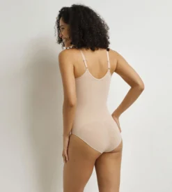 Body femme invisible et sculptant Nude Dim Silhouette Seconde peau
