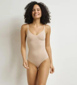 Body femme invisible et sculptant Nude Dim Silhouette Seconde peau