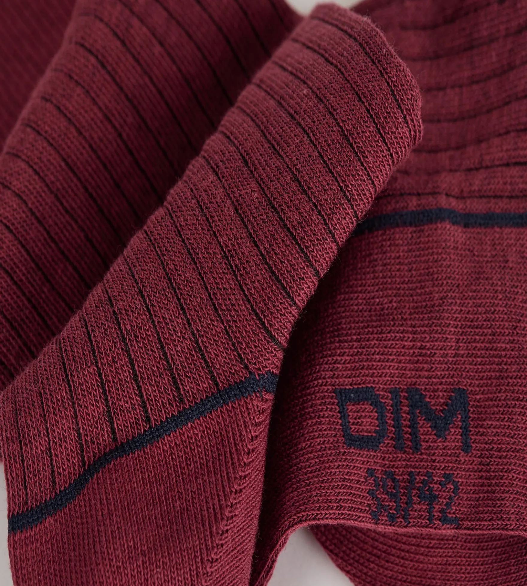 Chaussettes homme côtelées coton rouge sangria La Mode