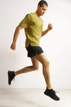 Short de sport homme en matière aérée Noir Dim Move